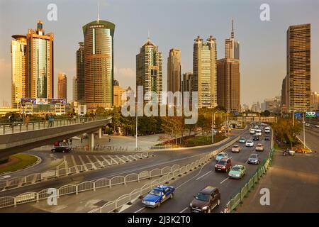 Gebäude und Verkehr im Lujiazui-Bezirk Pudong, Shanghai, China; Lujiazui, Pudong, Shanghai, China. Stockfoto