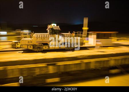 Ein Motor, der an ein Expeditionsschiff angeschlossen ist, führt das Schiff durch die Miraflores-Schleusen im Panamakanal; Panama Stockfoto