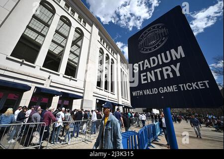 New York, USA. 08. April 2022. Baseballfans stehen vor Gate 6, um am Eröffnungstag des Yankee am 2022. April im Stadtteil Bronx von New York City, NY, das Yankee Stadium zu betreten, 8. April 2022. Das erste Spiel der Yankee aus dem Jahr 2022 wurde gegen langjährige Rivalen der Boston Red Sox gespielt. (Foto von Anthony Behar/Sipa USA) Quelle: SIPA USA/Alamy Live News Stockfoto