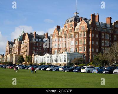 Blick auf die Grand und die Metropole Hotels mit Leuten, die auf dem Rasen spazieren, The Leas, Folkestone, Kent, UK © Renzo Frontoni / Axiom Stockfoto