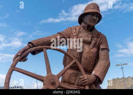 Skulptur eines Seemanns mit einem Schiffsrad im Hafen von Seaham; Seaham, Durham, England Stockfoto