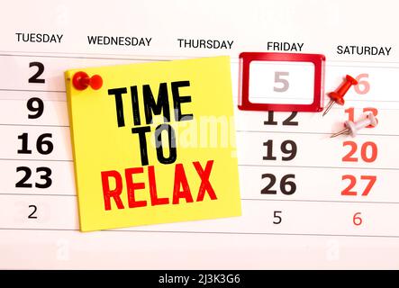 Notizblock mit Text Relax Time auf weißem Hintergrund mit Notizblock, Pensil und Rechner. Kann als Konzeptfoto verwendet werden Stockfoto