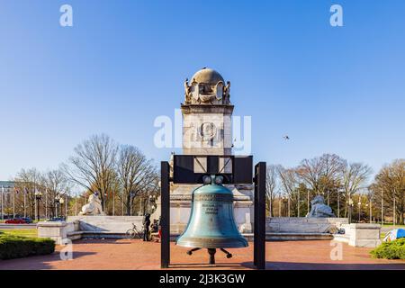 Washington DC, APR 2 2022 - sonnige Sicht auf ein heimatloses Zelt vor der Union Station Stockfoto