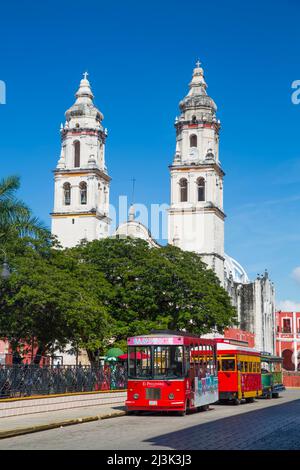 Independence Plaza mit Tourbussen und Kathedrale in der Altstadt von San Francisco de Campeche, UNESCO-Weltkulturerbe Stockfoto