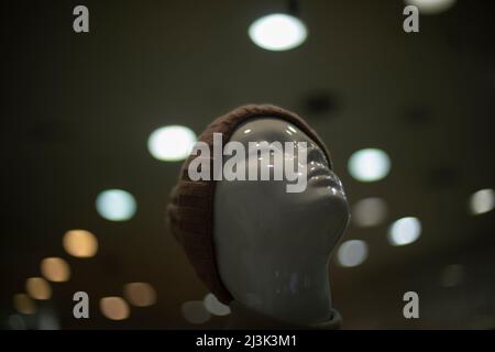 Schaufensterpuppe im Bekleidungsgeschäft. Kopf des Mannes. Weiße Figur. Gesicht der Person aus Kunststoff. Stockfoto