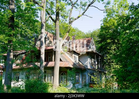 Zakopane, Polen - 12. Juni 2015: Die Villa Borek wurde 1897 aus Holz gebaut. Das Gebäude wurde später teilweise verputzt und ist in der aufgeführt Stockfoto