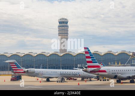 Washington DC, APR 4 2022 - Sonnenansicht des Terminals des Ronald Reagan Washington National Airport Stockfoto