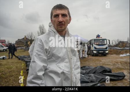 Bucha, Kiew, Ukraine. 8. April 2022. Ein Arbeiter hält vor Leichen in schwarzen Tüten inne, die aus einem Massengrab in der Nähe der Kirche St. Andreas und Piervozvannoho Allerheiligen exhumiert wurden. Die Exhumierung von Leichen wurde zur Identifizierung und Untersuchung durchgeführt. (Bild: © Valeria Ferraro/ZUMA Press Wire) Bild: ZUMA Press, Inc./Alamy Live News Stockfoto