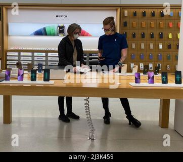 Wauwatosa, Wisconsin, USA. 7. April 2022. Kunden werden am Donnerstag, den 7. April 2022, im Apple Store in der Mayfield Mall in Wauwatosa, Wisconsin, gezeigt. (Bild: © Mark Hertzberg/ZUMA Press Wire) Stockfoto