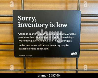 Brookfield, Wisconsin, USA. 7. April 2022. Am Donnerstag, den 7. April 2022, FINDEN sich im REI-Laden in Brookfield, Wisconsin, Schilder, die sich mit Problemen in der Lieferkette befassen, die zu einer Verknappung von Outdoor-Ausrüstung führen. (Bild: © Mark Hertzberg/ZUMA Press Wire) Stockfoto