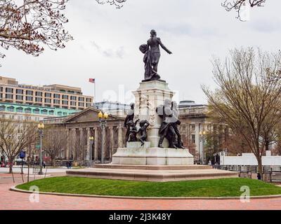 Washington DC, 31 2022. MÄRZ - Bewölkter Blick auf die Statue des General Marquis de Lafayette am Lafayette Square Stockfoto