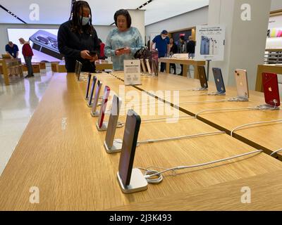 Wauwatosa, Wisconsin, USA. 7. April 2022. Kunden werden am Donnerstag, den 7. April 2022, im Apple Store in der Mayfield Mall in Wauwatosa, Wisconsin, gezeigt. (Bild: © Mark Hertzberg/ZUMA Press Wire) Stockfoto