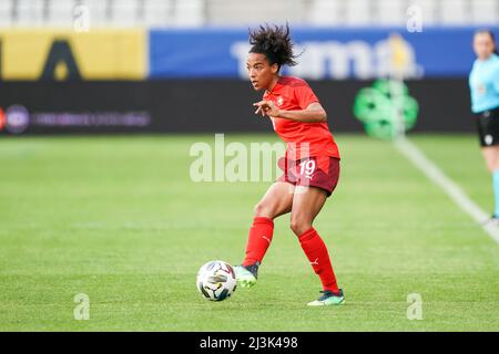 Bukarest, Rumänien. 08. April 2022. Eseosa Aigbogun (19 Schweiz) während des Fußballspiels der Damen-WM zwischen Rumänien und der Schweiz im Stadum Stadionul Arcul de Triumph in Bukarest, Rumänien. Daniela Porcelli /SPP Quelle: SPP Sport Press Foto. /Alamy Live News Stockfoto