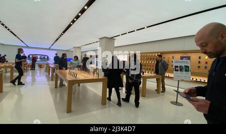 Wauwatosa, Wisconsin, USA. 7. April 2022. Kunden werden am Donnerstag, den 7. April 2022, im Apple Store in der Mayfield Mall in Wauwatosa, Wisconsin, gezeigt. (Bild: © Mark Hertzberg/ZUMA Press Wire) Stockfoto