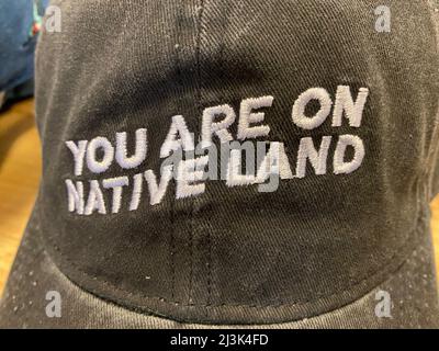 Brookfield, Wisconsin, USA. 7. April 2022. REI hat sich mit Urban Native Era (UNE) zusammengetan, um Hüte zu verkaufen, die die Menschen an indigene Menschen erinnern. Ã¢â‚¬Å“You are on Native LandÃ¢â‚¬Â-Kappen werden am Donnerstag, den 7. April 2022 im REI-Laden in Brookfield, Wisconsin, zum Verkauf angeboten. (Bild: © Mark Hertzberg/ZUMA Press Wire) Stockfoto