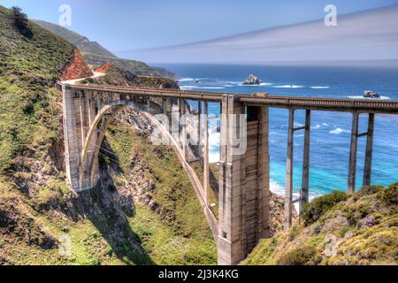 Blick auf die Bixby Bridge am Highway 1, Kalifornien Stockfoto