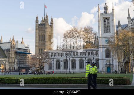 London, Großbritannien. 8.. April 2022. Die Allgemeinheit genießt nun die neu gefundene Freiheit ohne eine Zwangssperre in England. Büroangestellte im Finanzdistrikt und Touristen genießen in London den fantastischen sonnigen Frühlingssonne. Premierminister Johnson gibt jedoch zu, dass heute die Sperrung noch immer auf dem Spiel steht, trotz des vielversprechenden Weges zurück zur Normalität und des Lebens mit dem Coronavirus. Quelle: Glosszoom/Alamy Live News Stockfoto