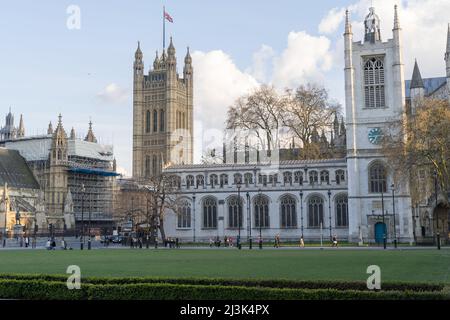 London, Großbritannien. 8.. April 2022. Die Allgemeinheit genießt nun die neu gefundene Freiheit ohne eine Zwangssperre in England. Büroangestellte im Finanzdistrikt und Touristen genießen in London den fantastischen sonnigen Frühlingssonne. Premierminister Johnson gibt jedoch zu, dass heute die Sperrung noch immer auf dem Spiel steht, trotz des vielversprechenden Weges zurück zur Normalität und des Lebens mit dem Coronavirus. Quelle: Glosszoom/Alamy Live News Stockfoto