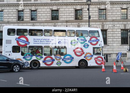 London, Großbritannien. 8.. April 2022. Die Allgemeinheit genießt nun die neu gefundene Freiheit ohne eine Zwangssperre in England. Büroangestellte im Finanzdistrikt und Touristen genießen in London den fantastischen sonnigen Frühlingssonne. Premierminister Johnson gibt jedoch zu, dass heute die Sperrung noch immer auf dem Spiel steht, trotz des vielversprechenden Weges zurück zur Normalität und des Lebens mit dem Coronavirus. Quelle: Glosszoom/Alamy Live News Stockfoto