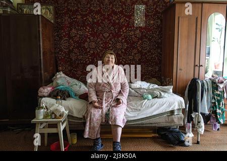 Kiew, Ukraine. 31. März 2022. Olga posiert für ein Fotoshooting. Olga, jetzt 94 Jahre alt, überlebte das Schlimmste im Zweiten Weltkrieg, nun befand sie sich wieder mitten in einem anderen Krieg und überrascht als: „Diesmal sind es die Russen, die in den Krieg einmarschierten usâ (Bild: © Alex Chan Tsz Yuk/SOPA Images via ZUMA Press Wire) Stockfoto