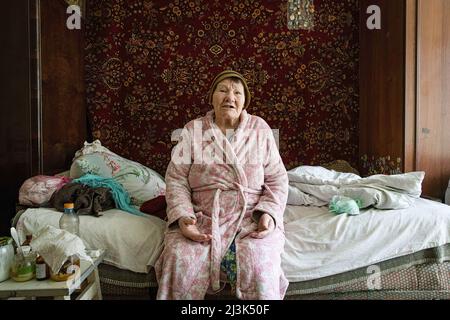 Kiew, Ukraine. 31. März 2022. Olga posiert für ein Fotoshooting. Olga, jetzt 94 Jahre alt, überlebte das Schlimmste im Zweiten Weltkrieg, nun befand sie sich wieder mitten in einem anderen Krieg und überrascht als: „Diesmal sind es die Russen, die in den Krieg einmarschierten usâ (Bild: © Alex Chan Tsz Yuk/SOPA Images via ZUMA Press Wire) Stockfoto