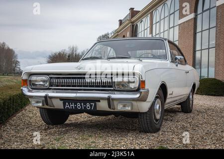 Brummen, Provinz Gelderland, Niederlande, 12.03.2022, Vorderansicht des Opel Commodore 2,5S von 1971 in weißer Farbe Stockfoto