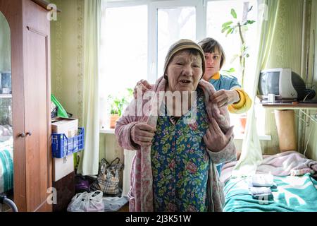 Kiew, Ukraine. 31. März 2022. Ein Freiwilliger hilft Olga, sich anzuziehen. Olga, jetzt 94 Jahre alt, überlebte das Schlimmste im Zweiten Weltkrieg, nun befand sie sich wieder mitten in einem anderen Krieg und überrascht als: „Diesmal sind es die Russen, die in den Krieg einmarschierten usâ (Bild: © Alex Chan Tsz Yuk/SOPA Images via ZUMA Press Wire) Stockfoto