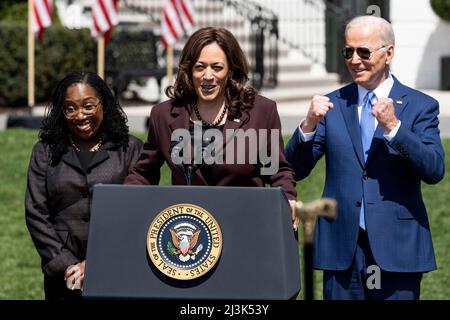 Washington DC, USA. 8. April 2022. 8. April 2022 - Washington DC, USA: Vizepräsidentin KAMALA HARRIS spricht bei einer Veranstaltung zur Bestätigung von Richter Ketanji Brown Jackson vor dem Obersten Gerichtshof. (Bild: © Michael Brochstein/ZUMA Press Wire) Bild: ZUMA Press, Inc./Alamy Live News Stockfoto