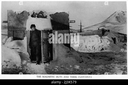 Halbtonfoto der magnetischen Hütten und ihres Hüters, verwendet von Robert Falcon Scott's Party während der Discovery-Expedition in die Antarktis im Jahr 1902 Stockfoto
