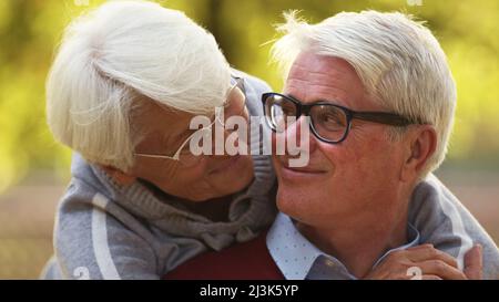Portrait von glücklichen Alter kaukasischen Paar Blick auf einander beide lächelnd selektiven Fokus . Hochwertige Fotos Stockfoto