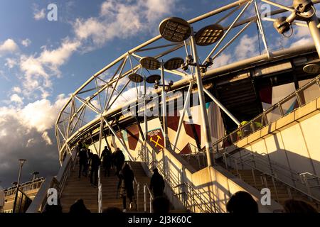 London, Großbritannien. 07. April 2022. Die Fans machen sich vor dem UEFA Europa League Quarter Final First Leg Match zwischen West Ham United und Lyon am 7. 2022. April im London Stadium in London, England, auf den Weg ins Stadion. (Foto von Daniel Chesterton/phcimages.com) Quelle: PHC Images/Alamy Live News Stockfoto