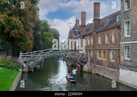 Großbritannien, England, Cambridge.  Bootfahren auf dem Fluss Cam durch mathematische Brücke, Queens College. Stockfoto