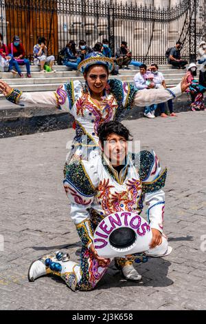 Ein junges Paar aus Einer lokalen Tanzgruppe posiert für Ein Foto auf dem Plaza De Armas (Hauptplatz), Arequipa, Region Arequipa, Peru. Stockfoto