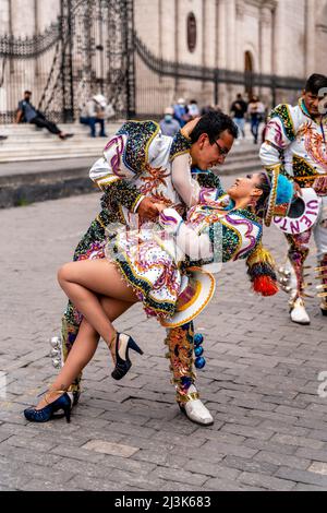 Jugendliche einer traditionellen Tanzgruppe treten auf der Plaza de Armas (Hauptplatz) Arequipa, Region Arequipa, Peru, auf. Stockfoto