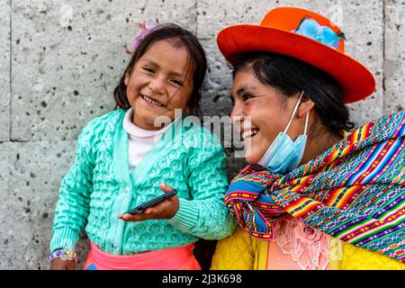 Mutter und Kind (Honigverkäufer) auf den Straßen von Arequipa, Region Arequipa, Peru. Stockfoto