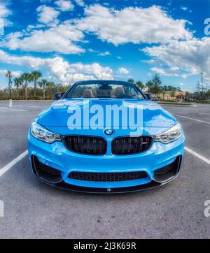 Super Marina Blue BMW M4 Covertible Stockfoto