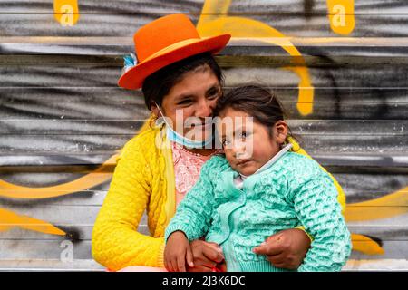 Ein Porträt Einer Mutter und eines Kindes (Honigverkäufer) auf den Straßen von Arequipa, Region Arequipa, Peru. Stockfoto