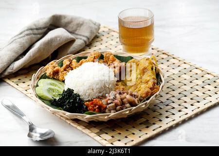 Nasi Campur Medan. Street Food Reisgericht mit verschiedenen malaiischen Beilagen. Beliebt in Medan, Nord-Sumatra. Stockfoto