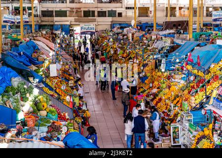 Frisches Obst und Gemüse zum Verkauf auf dem Markt von San Camilo, Arequipa, Region Arequipa, Peru. Stockfoto