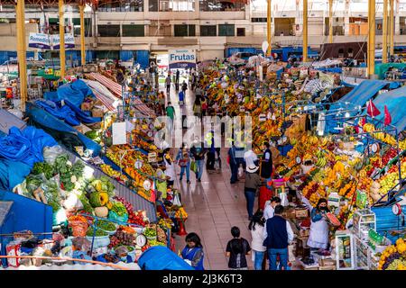 Frisches Obst und Gemüse zum Verkauf auf dem Markt von San Camilo, Arequipa, Region Arequipa, Peru. Stockfoto