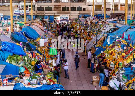 Frisches Obst und Gemüse zum Verkauf auf dem Markt von San Camilo, Arequipa, Region Arequipa, Peru. Stockfoto