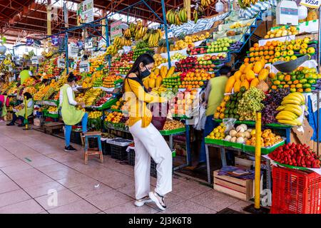 Frisches Obst Zum Verkauf Auf Dem San Camilo Markt, Arequipa, Region Arequipa, Peru. Stockfoto