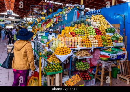 Frisches Obst Zum Verkauf Auf Dem San Camilo Markt, Arequipa, Region Arequipa, Peru. Stockfoto