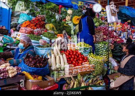 Frisches Gemüse Zum Verkauf Auf Dem Markt Von San Camilo, Arequipa, Region Arequipa, Peru. Stockfoto