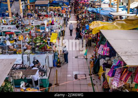 Geschäfte/Stände Auf Dem San Camilo Markt, Arequipa, Region Arequipa, Peru. Stockfoto