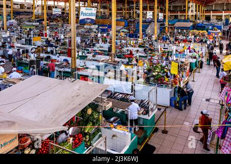 Geschäfte/Stände Auf Dem San Camilo Markt, Arequipa, Region Arequipa, Peru. Stockfoto