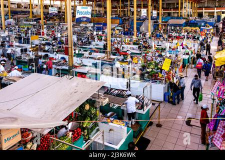 Geschäfte/Stände Auf Dem San Camilo Markt, Arequipa, Region Arequipa, Peru. Stockfoto