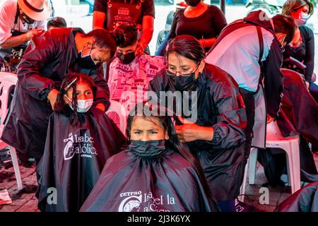 Junge Peruaner, die in Arequipa, Peru, ihre Haare abgeschnitten haben, als Reaktion auf eine Anfrage der sozialen Medien nach Haaren, um Öl aus der Ölpest in Callao aufzunehmen. Stockfoto