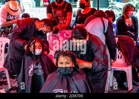 Junge Peruaner, die in Arequipa, Peru, ihre Haare abgeschnitten haben, als Reaktion auf eine Anfrage der sozialen Medien nach Haaren, um Öl aus der Ölpest in Callao aufzunehmen. Stockfoto