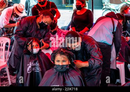 Junge Peruaner, die in Arequipa, Peru, ihre Haare abgeschnitten haben, als Reaktion auf eine Anfrage der sozialen Medien nach Haaren, um Öl aus der Ölpest in Callao aufzunehmen. Stockfoto